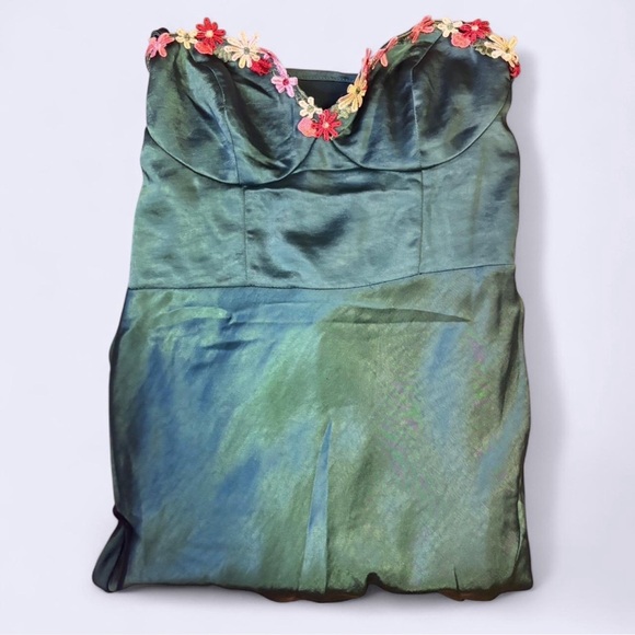 Elegant Green Satin Dress - Picture 3 of 7